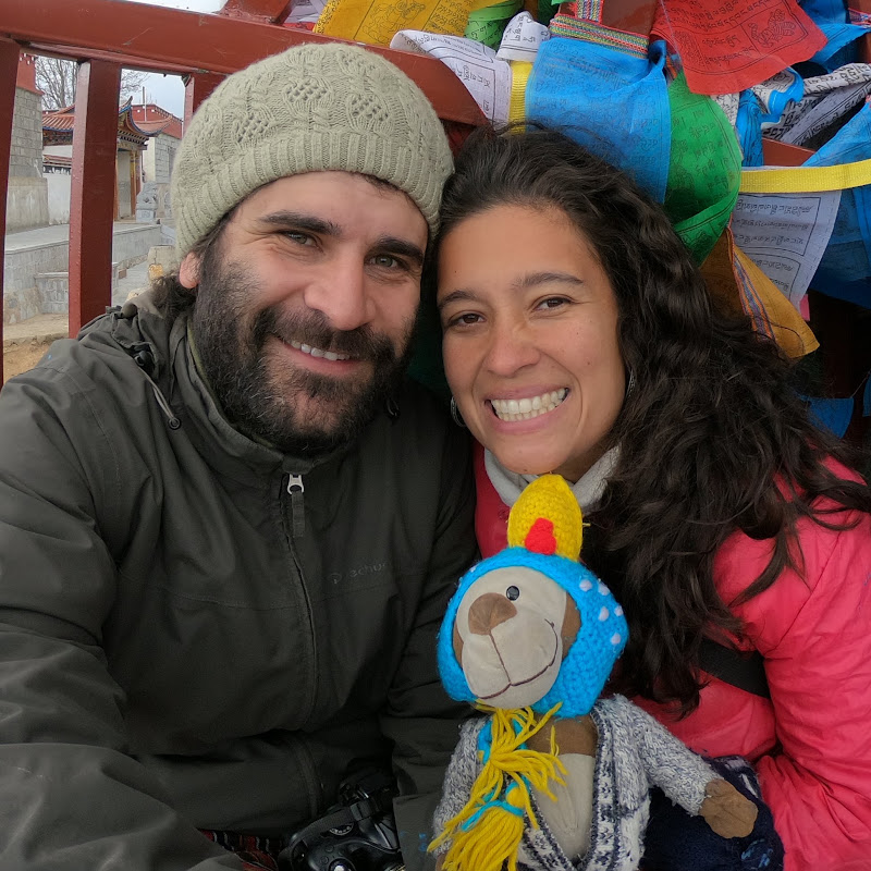 Mundo Sem Fim — A Brazilian couple, Renan and Michele, journey across the globe with their plush monkey, Mucuvinha, sharing their extensive travel adventures.