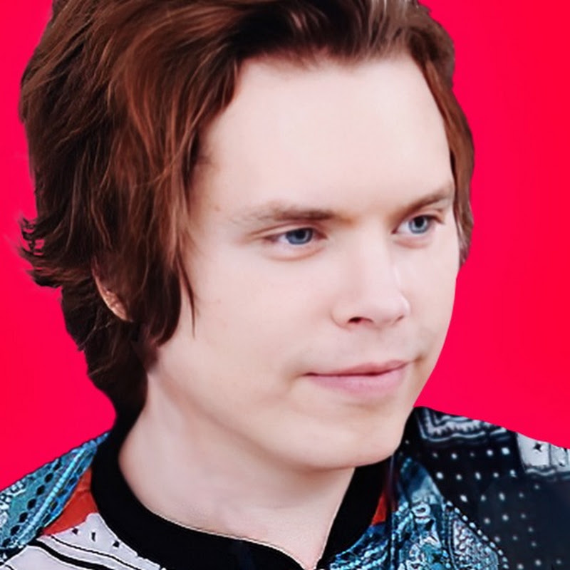 RoomieOfficial — Swedish musician Joel Berghult creates music-related comedy, analysis, and covers for a global audience.